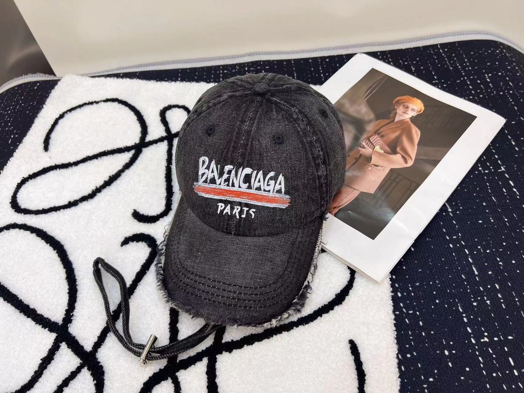 NO:200827,Running volume Balenciaga denim new baseball cap, a bonus tool for daily commuting matching, classic plain hat shape is very versatile, adjustable design is friendly to all head shapes, hats, fisherman hat baseball cap knit hat, hat, balenciaga, espadrilles, hats19860909跑量 巴黎世家牛仔色新款棒球帽 日常通勤搭配的加分神器 经典素色帽型非常百搭 可调节的设计对各种头型都友好帽子渔夫帽棒球帽针织帽,帽子,balenciaga,espadrilles,hats,hat