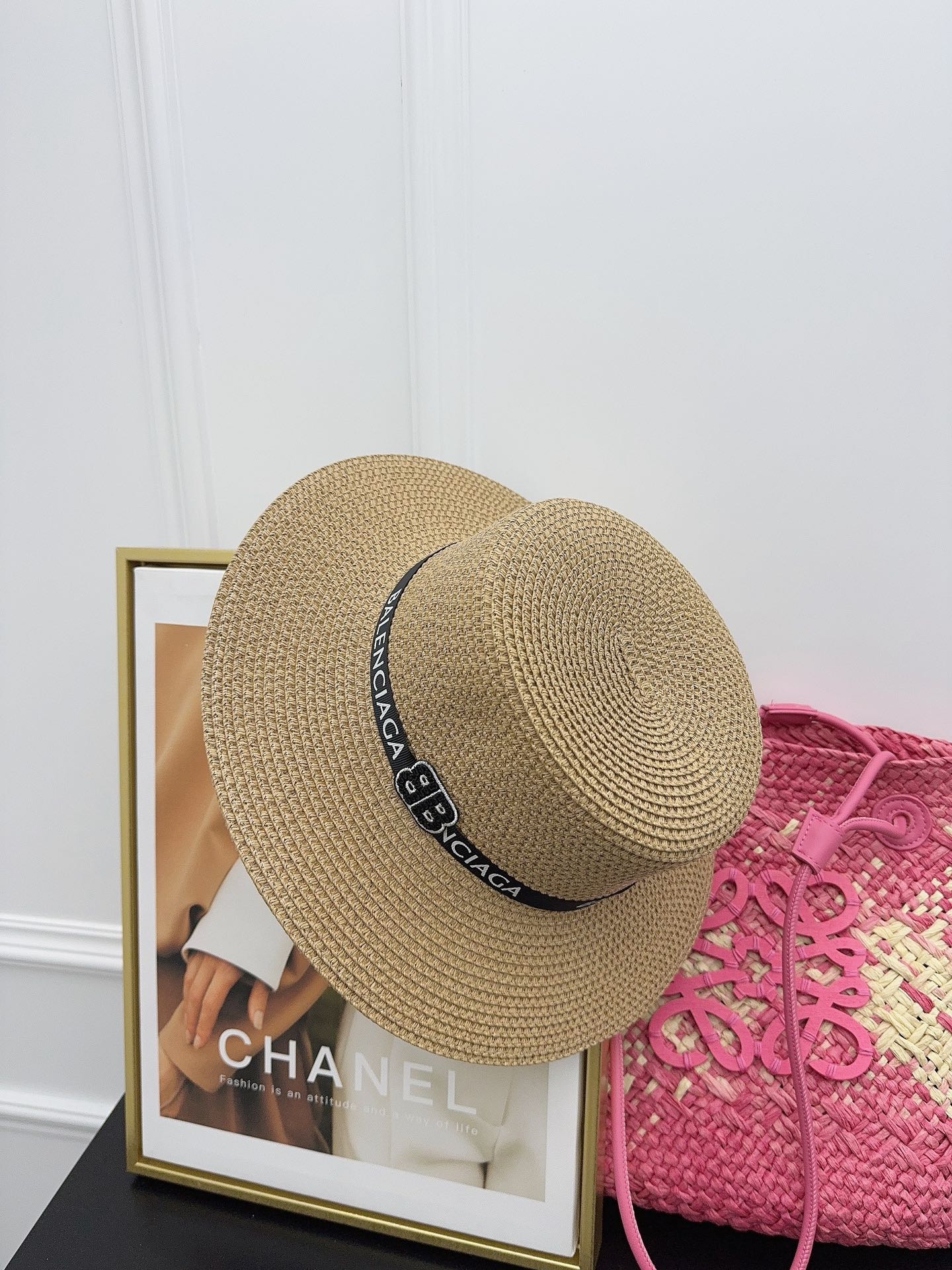 Alta producción: Sombrero de paja plana de Balenciaga para primavera/verano, con decoración de colores combinados, eleg…