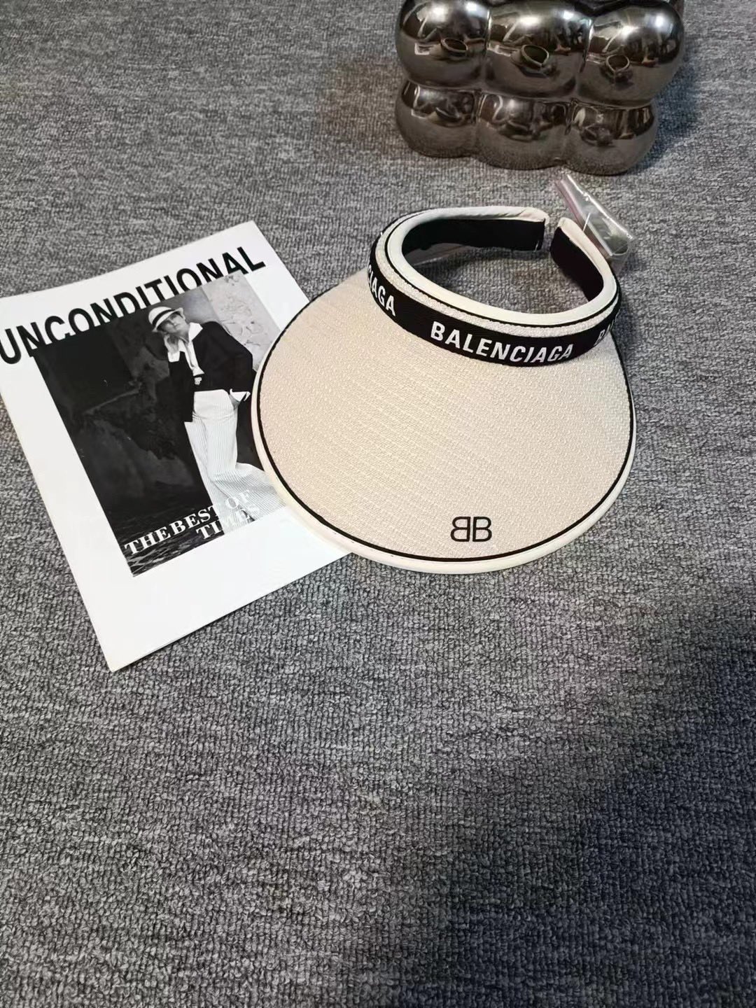 Alta producción: Gorra de visera sin parte superior de Balenciaga para el verano 2024, con diseño interior de protecció…