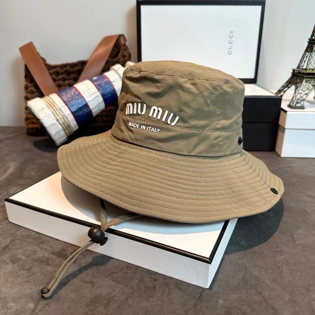 NO:203655,Running volume Miu Miu's new quick-drying fabric fisherman's hat is a must-have for trendy people ~ breathable quick-drying fabric is full of silky feeling, and it is equipped with a removable windproof rope to increase the overall shape. The style is super versatile ~ a model that must not be missed by both men and women!  Hat fisherman hat baseball hat knit hat, hat, miumiu, espadrilles, hats19860909跑量 Miu Miu新款速干面料渔夫帽 潮人必备~透气速干型面料丝滑感满满 同时配备了可拆卸的防风绳增加整体造型 风格上超百搭~型男型女都不可错过的一款！帽子渔夫帽棒球帽针织帽,帽子,miumiu,espadrilles,hats,hat