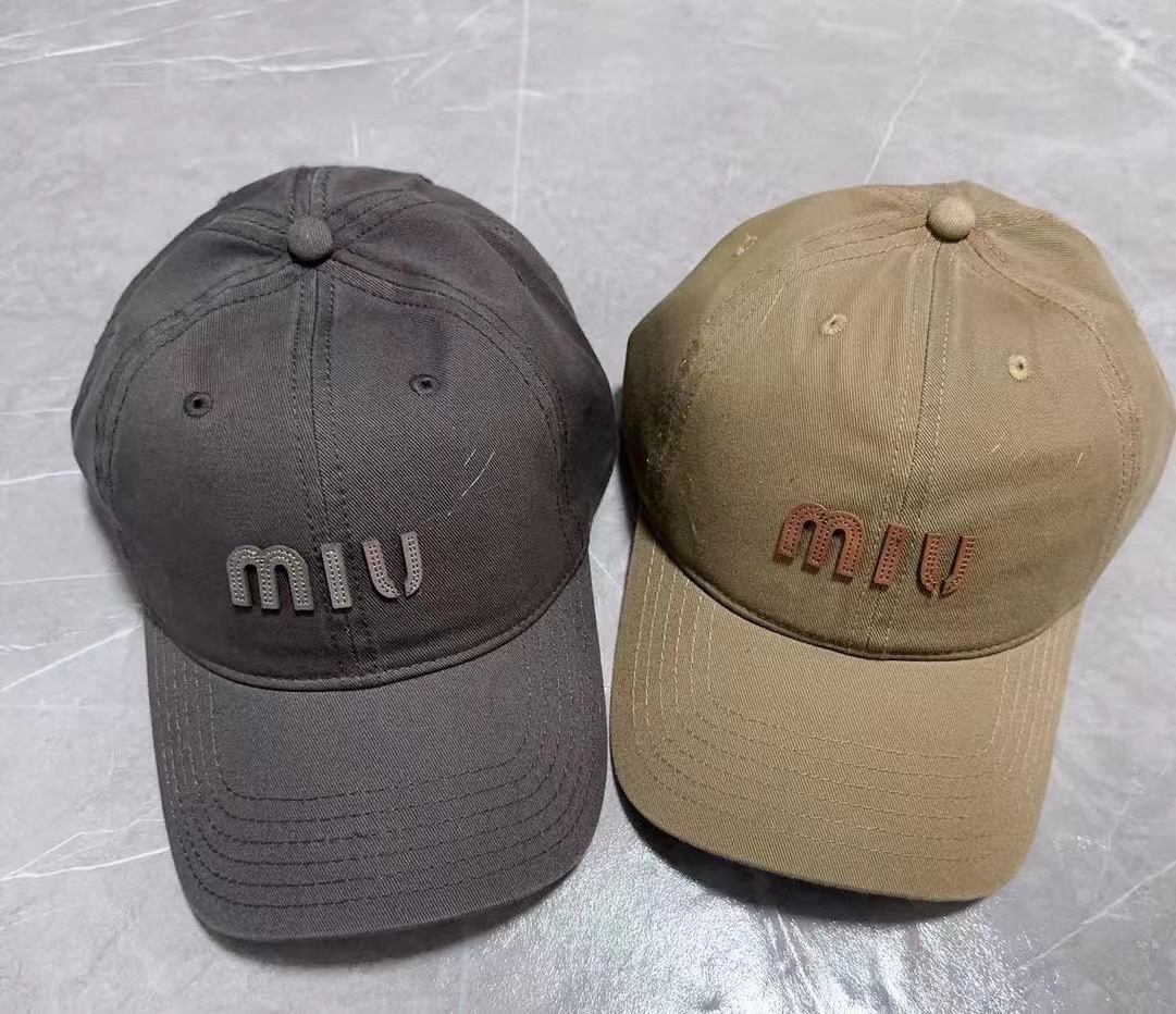 NO:204874,Running volume Miu~New soft top baseball hat, a bonus tool for daily commuting matching. Classic plain hat shape is very versatile. The adjustable design is friendly to all head shapes. Hats, fisherman hats, baseball hats, knit hats, hats, miumiu, espadrilles, hats19860909跑量 Miu～新款软顶棒球帽 日常通勤搭配的加分神器 经典素色帽型非常百搭 可调节的设计对各种头型都友好帽子渔夫帽棒球帽针织帽,帽子,miumiu,espadrilles,hats,hat