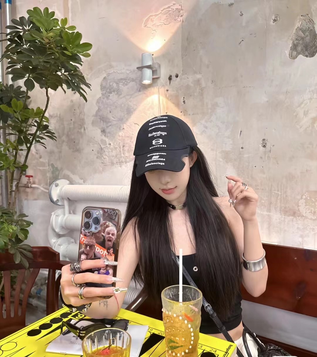 NO:205461,Running volume Balencia~New missing baseball cap is streamlined and fashionable, and new elements are introduced every year according to the color of the clothing!  Hat fisherman hat baseball hat knit hat, hat, balenciaga, espadrilles,hats19860909跑量 Balencia～新款缺角鸭舌棒球帽 精简时尚,每年都会根据服饰的色彩推出新的元素！帽子渔夫帽棒球帽针织帽,帽子,balenciaga,espadrilles,hats,hat