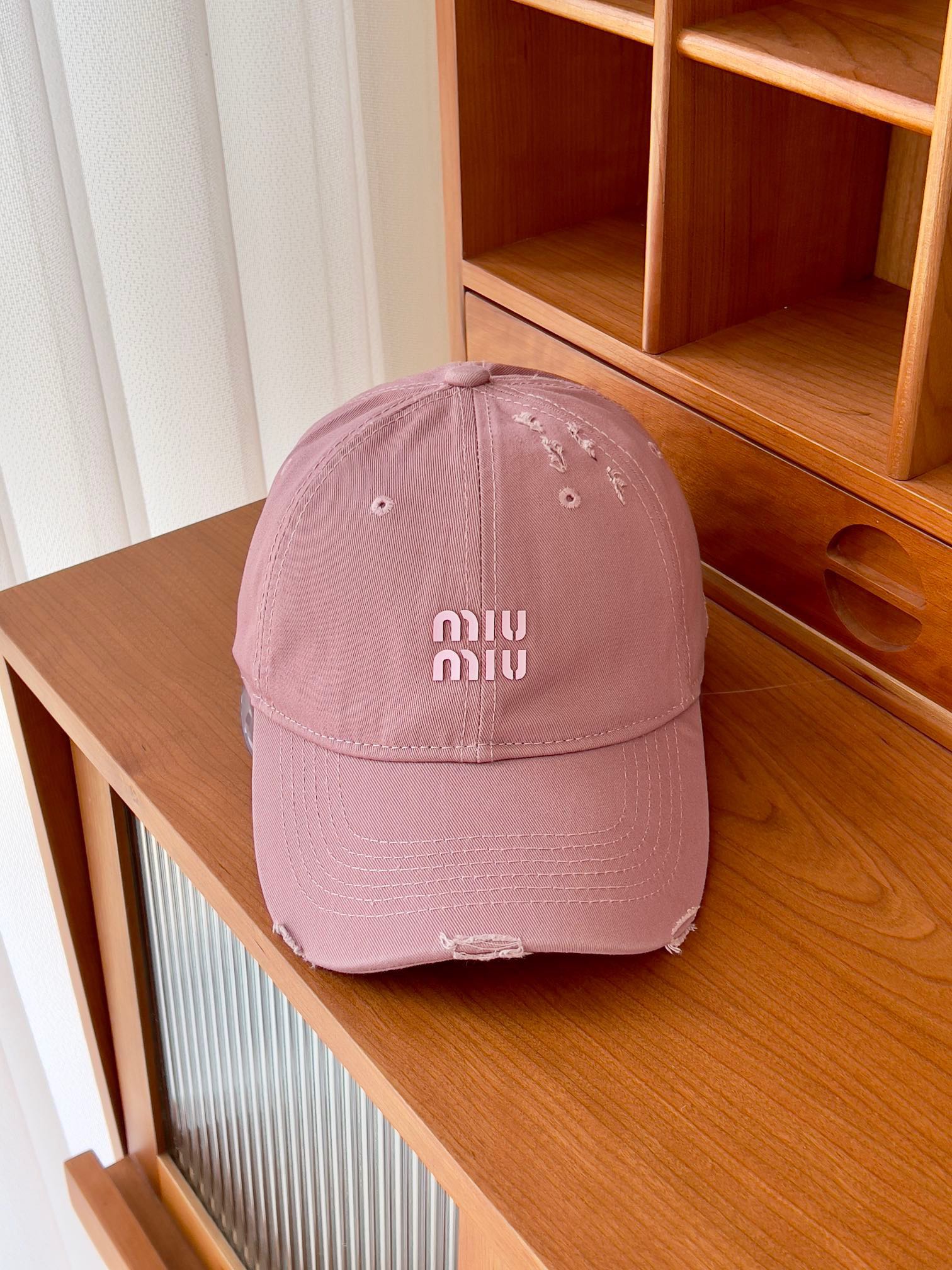 NO:206796,Running MIU~New Baseball Caps, a bonus tool for daily commuting matching. Classic plain hats are very versatile. The adjustable design is friendly to all head shapes. Hats, straw hats, fisherman hats, baseball caps, hats, miumiu, espadrilles, hats19860909跑量 MIU～新款棒球帽 日常通勤搭配的加分神器 经典素色帽型非常百搭 可调节的设计对各种头型都友好帽子草帽渔夫帽棒球帽,帽子,miumiu,espadrilles,hats,hat