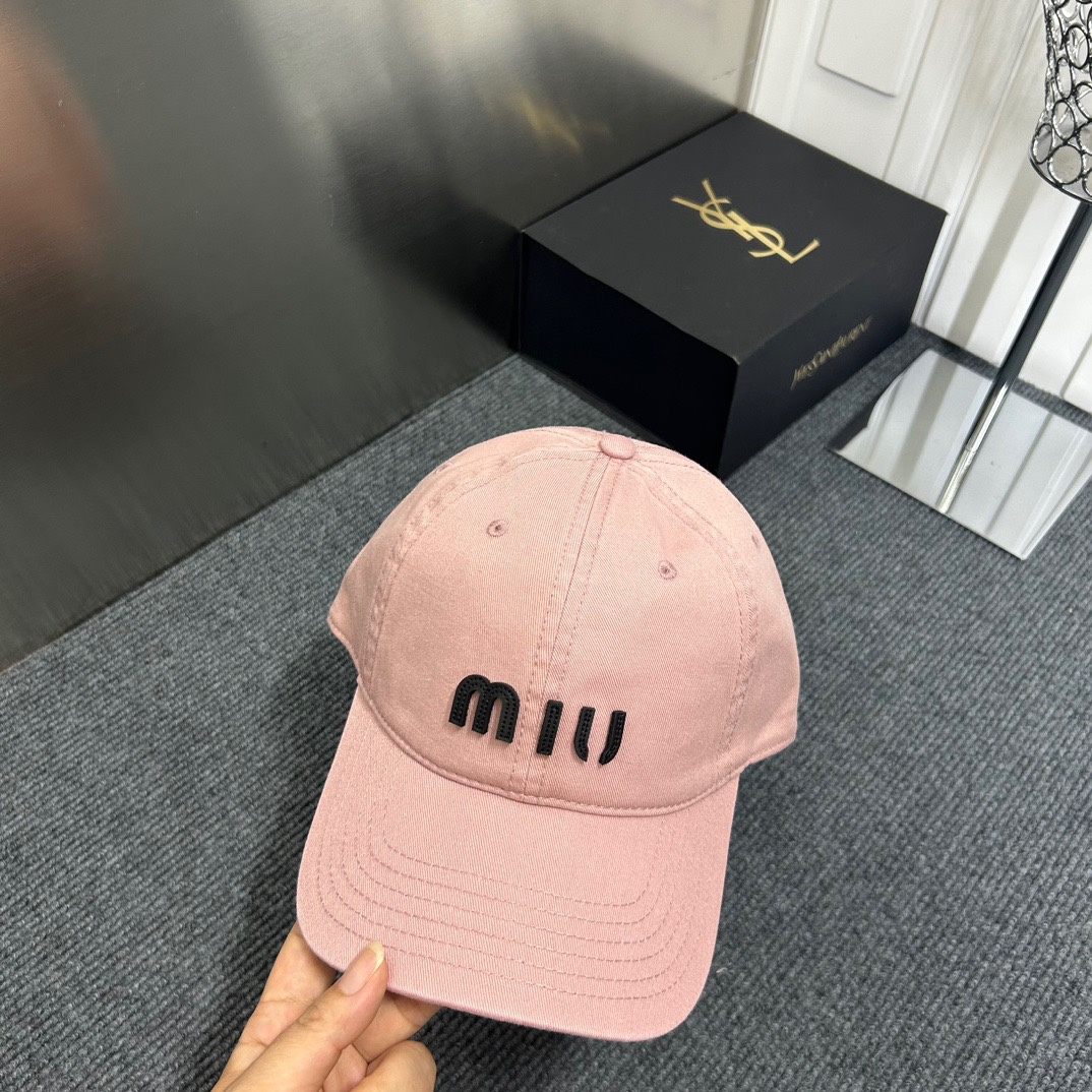 NO:206905,Running volume Miu~New soft top baseball hat, a bonus tool for daily commuting matching. Classic plain hat shape is very versatile. The adjustable design is friendly to all head shapes. Hats, straw hats, fisherman hats, baseball hats, hats, miumiu, espadrilles, hats19860909跑量 Miu～新款软顶棒球帽 日常通勤搭配的加分神器 经典素色帽型非常百搭 可调节的设计对各种头型都友好帽子草帽渔夫帽棒球帽,帽子,miumiu,espadrilles,hats,hat