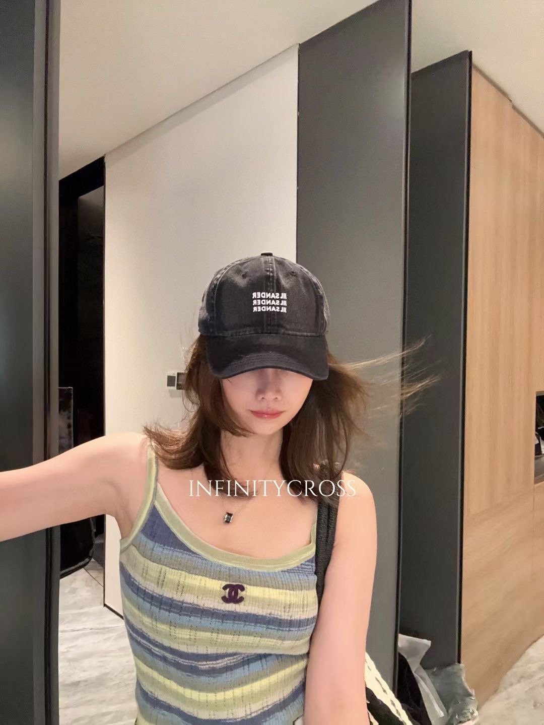 NO:206927,Running volume jil sande* Summer couple baseball cap Simple letter baseball cap is the eternal god Deepening the hat body The wide brim design is really very friendly to big-headed babies. It instantly shows that the face is small!  Fabric soft and skin-friendly, full of comfort, both men and women can easily control hats, straw hats, fisherman hats, baseball hats, hats, jil sander, espadrilles, hats19860909跑量 jil sande* 夏日情侣款棒球帽 简约字母棒球帽才是永远的神 加深帽身 宽大帽檐的设计对大头宝宝真的超友好了 戴上瞬间显脸小！ 面料柔软亲肤 舒适感满分 男女生都能轻松驾驭帽子草帽渔夫帽棒球帽,帽子,jil sander,espadrilles,hats,hat