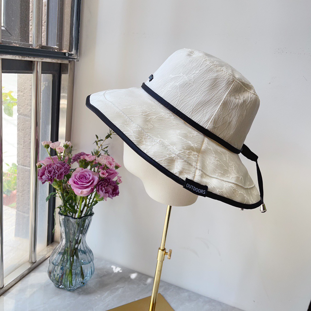 Venta rápida: nuevo sombrero de pescador de Balenciaga, con artesanía y tela llenas de diseño