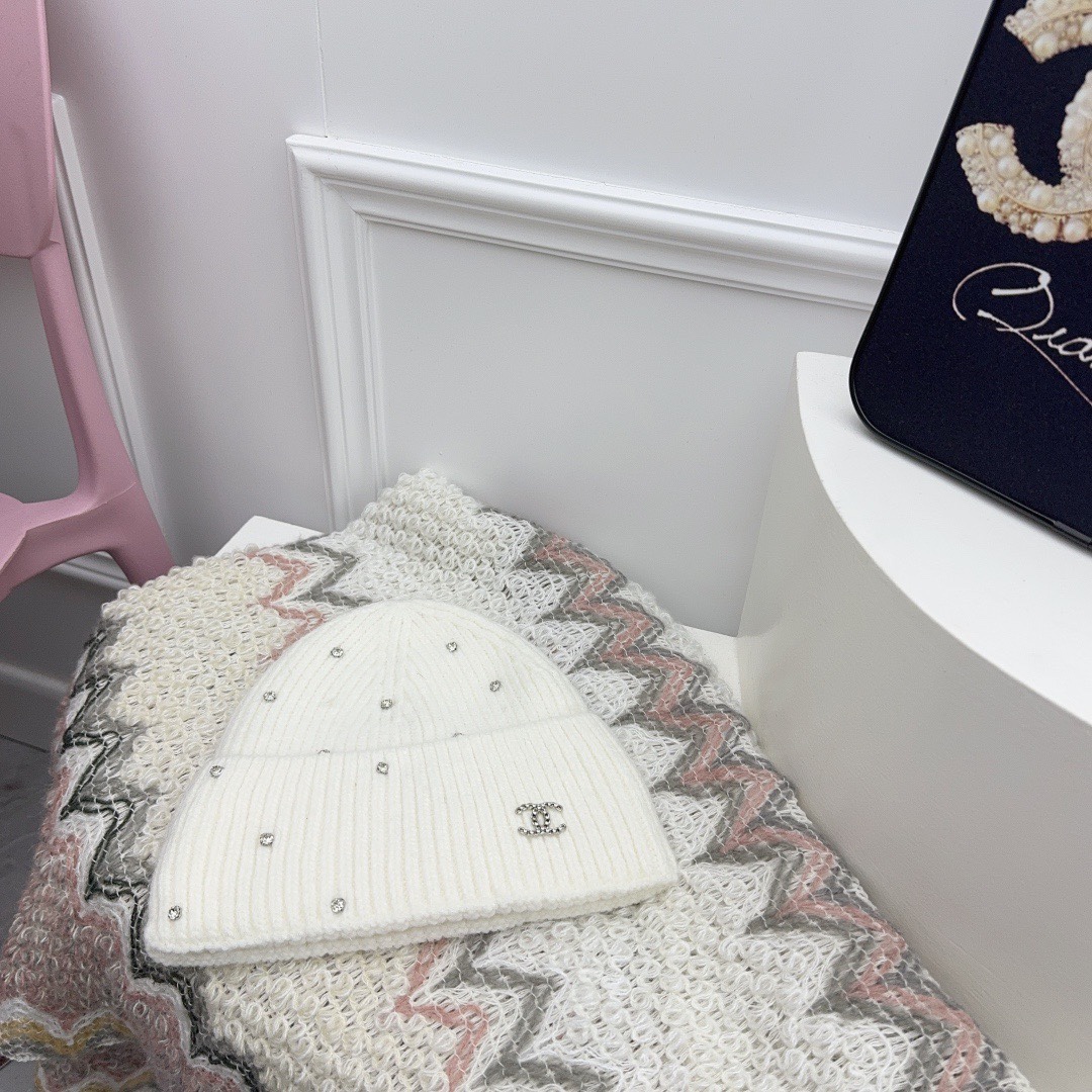 Venta rápida CHANEL gorra de punto de lujo con pedrería personalizada, ¡muy elegante! Imprescindible para el look de ot…