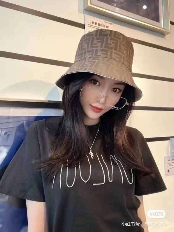 NO:211861,The high-volume version of Fend, the same style as the counter, the out of stock king, Xinxinnian Nian Nian's style has finally been calculated!  The hat is invincible and really looks small~ Compared with the presbyterian one, this one looks younger and has a more unique color. Whoever wears it looks good. It's ready to start quickly. Hats, fisherman's hats, baseball hats, knit hats, hats, fendi, espadrilles, hats19860909跑量 高版本 Fend 专柜同款 断货王 心心念念的款总算出啦！帽型无敌 真的特别显脸小～ 相较于老花那款,这个更显年轻 颜色更加独特 谁戴谁好看哟 现货备齐 赶快下手就对啦帽子渔夫帽棒球帽针织帽,帽子,fendi,espadrilles,hats,hat