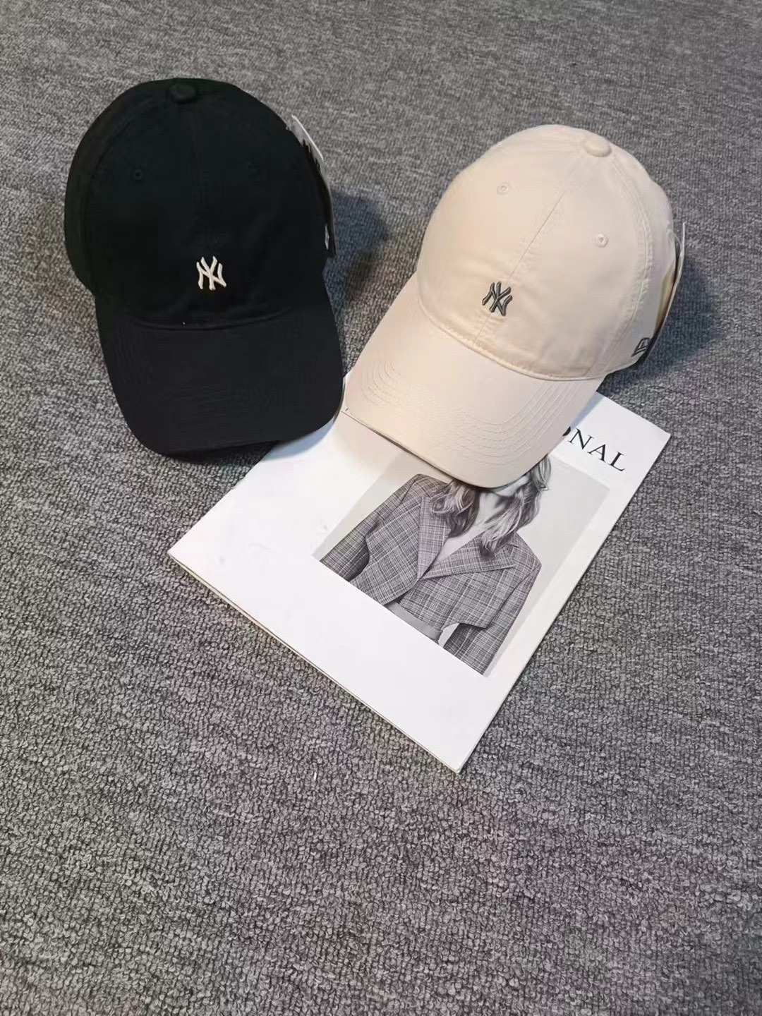 NO:211874,Running MLB new soft top baseball hat, a bonus tool for daily commuting matching. Classic plain hat shape is very versatile. The adjustable design is friendly to all head shapes. Hats, fisherman hats, baseball hats, knit hats, hats, espadrilles, hats19860909跑量 MLB新款软顶棒球帽 日常通勤搭配的加分神器 经典素色帽型非常百搭 可调节的设计对各种头型都友好帽子渔夫帽棒球帽针织帽,帽子,espadrilles,hats,hat