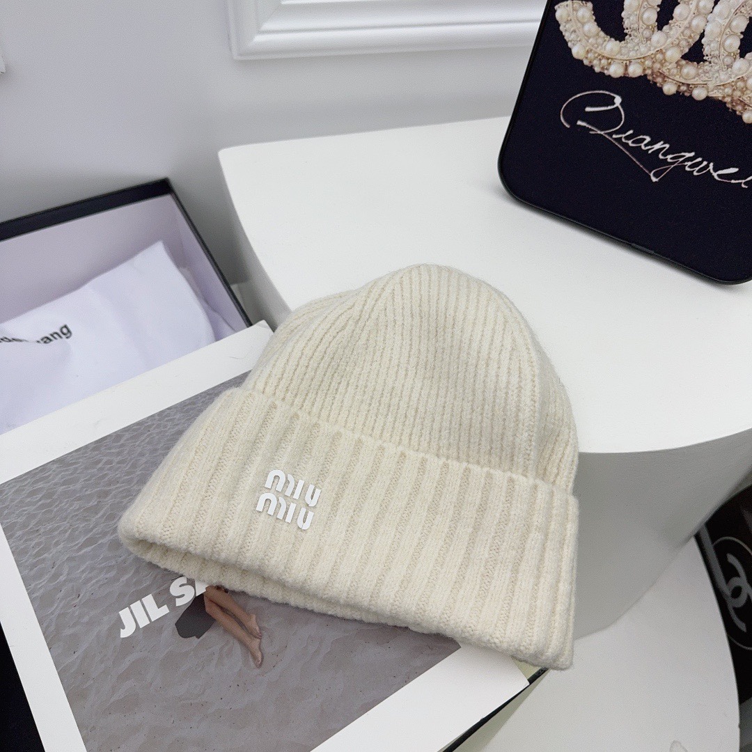 Venta rápida MiuMiu nuevo modelo alta calidad gorro de punto muy elástico unisex muy versátil colección de colores de m…