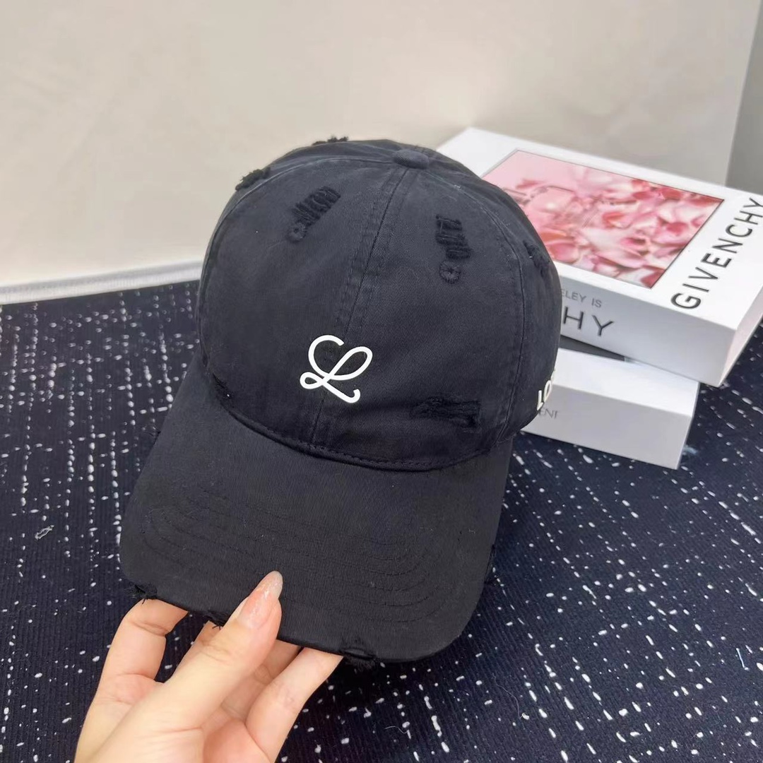 跑量 Loewe新款破洞洗水棉布棒球帽，个性时尚款 休闲带点酷酷的感觉，男女同款！ 材质:100%棉 头围:56-58cm均可