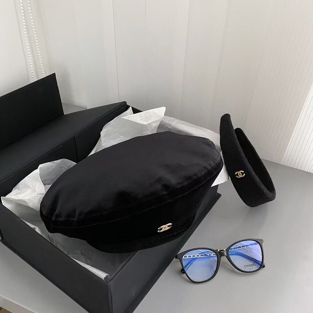 NO:212946,High-volume running version!  Chane. Popular Velvet Beret~ Fashion experts must-have, it looks small when worn, and the side logo is exquisite and small imported velvet fabric!  Retro flavor is full of ~ Hat Fisherman's hat Baseball hat Knitted hat, hat, chanel, espadrilles, hats19860909跑量高版！ Chane.爆款 丝绒贝雷帽～ 时尚达人必入 戴上很显脸小 侧面logo精致小巧进口丝绒面料！复古味满满哒～帽子渔夫帽棒球帽针织帽,帽子,chanel,espadrilles,hats,hat