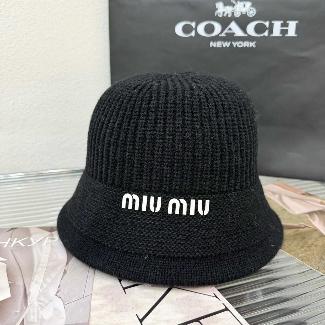 NO:214371,Running volume MiuMiu~Knitted bucket hat Round face star man said it is rare to find a suitable hat!  This bucket hat is in love with knitted breathable fabric, which is also friendly to the sisters who wear their heads. It is gentle and gentle and high-end!  Hat fisherman hat baseball hat knit hat, hat, miumiu, espadrilles, hats19860909跑量 MiuMiu～针织桶帽 圆脸星人表示找个合适的帽子很难得！ 这款桶帽爱了 针织透气面料 对头围搭的姐妹也很友好 温温柔柔的还很高级！帽子渔夫帽棒球帽针织帽,帽子,miumiu,espadrilles,hats,hat