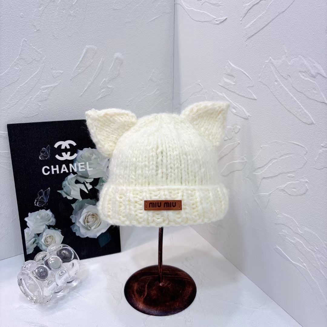 NO:214393,Running volume MiuMiu Miu Miu autumn and winter style age-reducing cat ear knit hat. It is cute and instantly full of girlishness. Quickly put it on the hat, fisherman hat, baseball hat, knit hat, hat, miumiu, espadrilles, hats19860909跑量 MiuMiu缪缪秋冬款减龄猫耳朵针织帽 被萌到了,瞬间把少女感拉满 快点盘它帽子渔夫帽棒球帽针织帽,帽子,miumiu,espadrilles,hats,hat