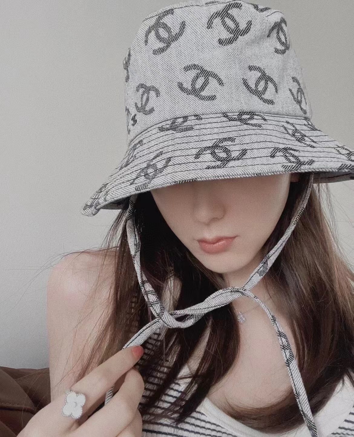 NO:215047,Running Ch@nel Chanel 22s new denim fisherman hat The fisherman hat in this series is larger than the brim of the previous hat, which can provide better sun protection. The most important thing is to show a smaller face and wear a mask to see the face at all. The series is spring and flowers bloom. You can wear it for a walk. It is also particularly thoughtful and adds a windbreaker rope to prevent the wind from running. It is also fashionable. The hat fisherman hat baseball hat knitted hat, hat, chanel, espadrilles, hats19860909跑量 Ch@nel 香奈儿22s新款牛仔渔夫帽 这个系列出的渔夫帽比以往出的帽檐大一点,可以更好的遮阳,最主要的是显脸更小一些出门带个口罩完全看不到脸系列春暖花开,可以戴着去踏青啦～还特别贴心的加了防风绳,系起来防止大风刮跑以外更是不失时尚感帽子渔夫帽棒球帽针织帽,帽子,chanel,espadrilles,hats,hat