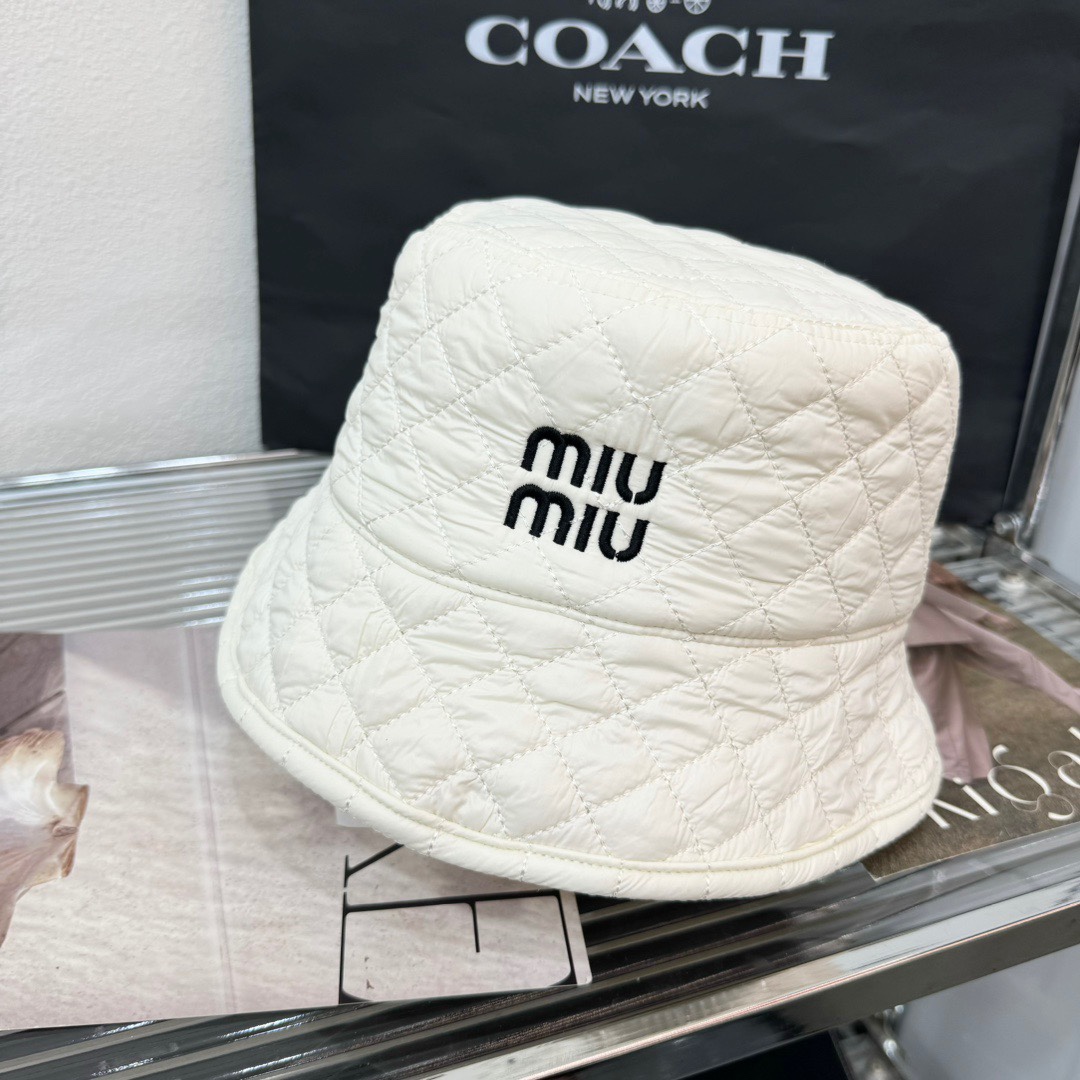 NO:215045,Running volume MiuMiu~Autumn and winter cotton fisherman hat, the strongest concave style, can be sweet or salty, the bucket hat covers the face, super A-style hat, don’t miss it!  Head circumference: 57cm hat Fisherman hat Baseball hat Knit hat, hat, miumiu, espadrilles, hats19860909跑量 MiuMiu～秋冬款夹棉渔夫帽 最强凹造型街拍风,可甜可盐,桶帽巨遮脸 超A的帽型,美妞别错过！ 头围:57cm帽子渔夫帽棒球帽针织帽,帽子,miumiu,espadrilles,hats,hat