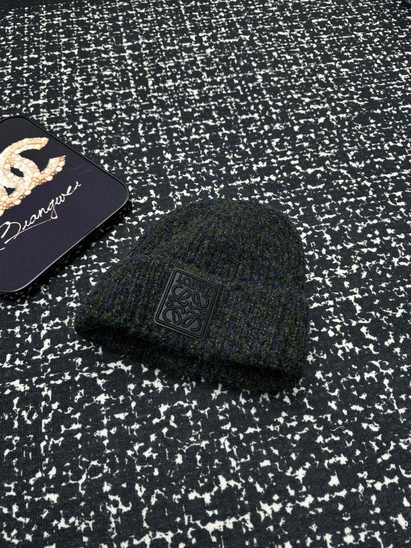 NO:215065,Running Loewe tie-dye knitted hats. A unique knitted hat, coupled with low-key and soft color matching, breaks the regular accessories rules, allowing you to easily unlock the high-end winter matching. When you go out, you can take a shot of it. It's a big shot of hats, fisherman's hats, baseball hats, knitted hats, hats, loewe, espadrilles, hats19860909跑量 Loewe扎染针织帽 别具一格的针织帽,加上低调柔和的配色,打破常规配饰规则让你轻松解锁冬季的高级搭配出门随手一拍都是大片帽子渔夫帽棒球帽针织帽,帽子,loewe,espadrilles,hats,hat