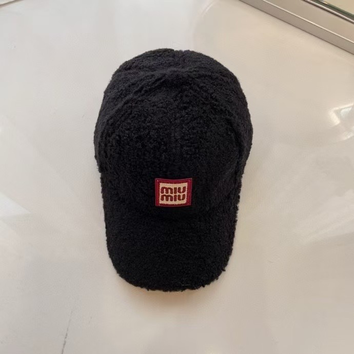 NO:215129,Running volume MiuMiu's new lamb fur baseball cap~ It is a super perfect interpretation of sweet and cool style. I love it so much. It's sexy and handsome on the head. Both are online!  No girl rejected the fluffy item. Hat fisherman hat baseball hat knit hat, hat, miumiu, espadrilles, hats19860909跑量 MiuMiu新款羊羔毛棒球帽～ 完全是超级完美的诠释了甜酷风 简直太爱了 上头性感又帅气 双双在线！ 没有哪个女孩子拒绝的了毛绒绒的单品哦帽子渔夫帽棒球帽针织帽,帽子,miumiu,espadrilles,hats,hat