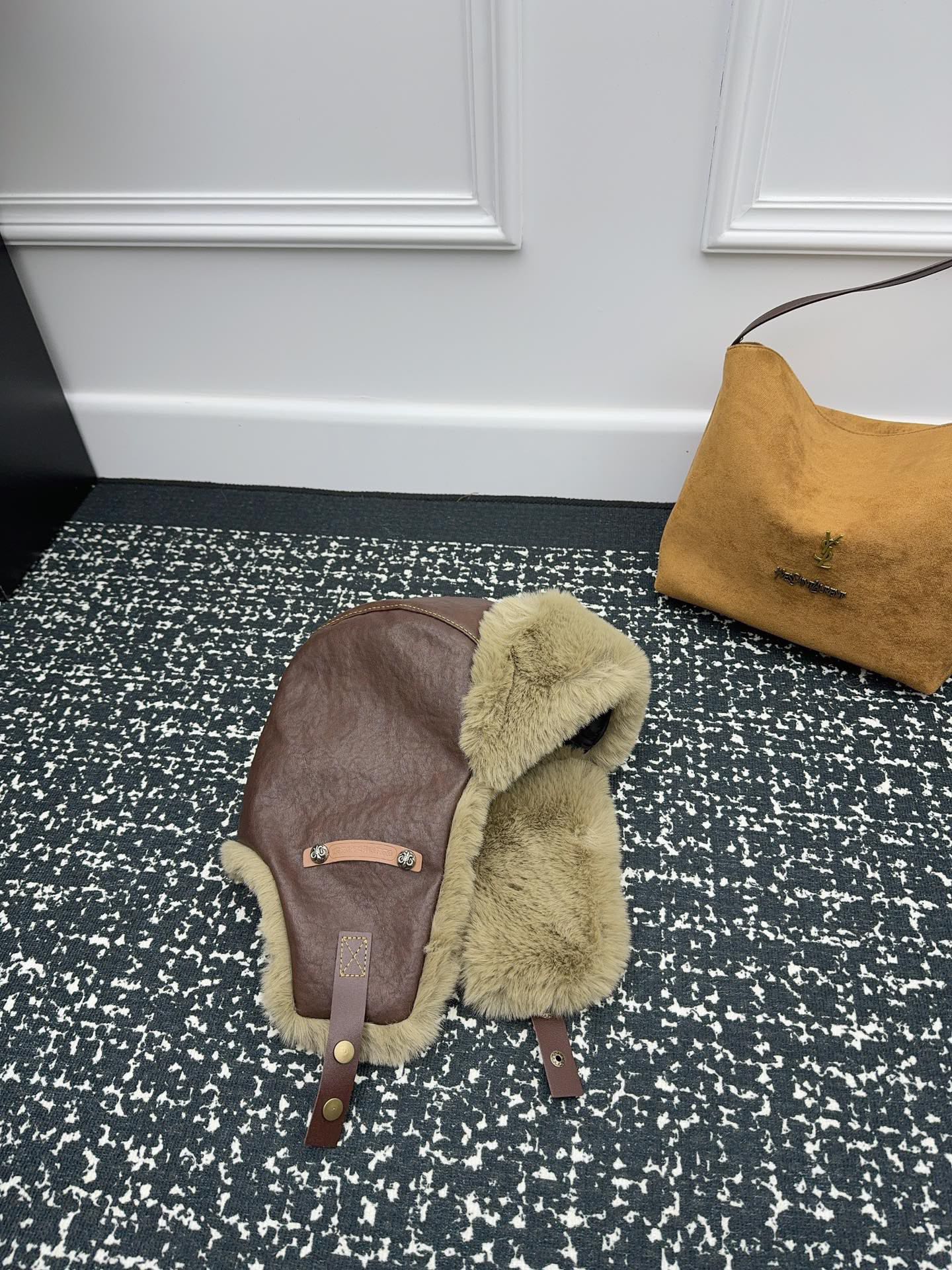 NO:215140,Running volume Croxin new old retro leather Lei Feng hat, same ear protection hat for men and women, sweet and cool, high-end, closed eyes hat, fisherman hat baseball hat knit hat, hat, chrome hearts, espadrilles, hats19860909跑量 克罗心新款做旧复古皮质雷锋帽 男女生同款护耳帽 甜酷,高级,闭眼入帽子渔夫帽棒球帽针织帽,帽子,chrome hearts,espadrilles,hats,hat