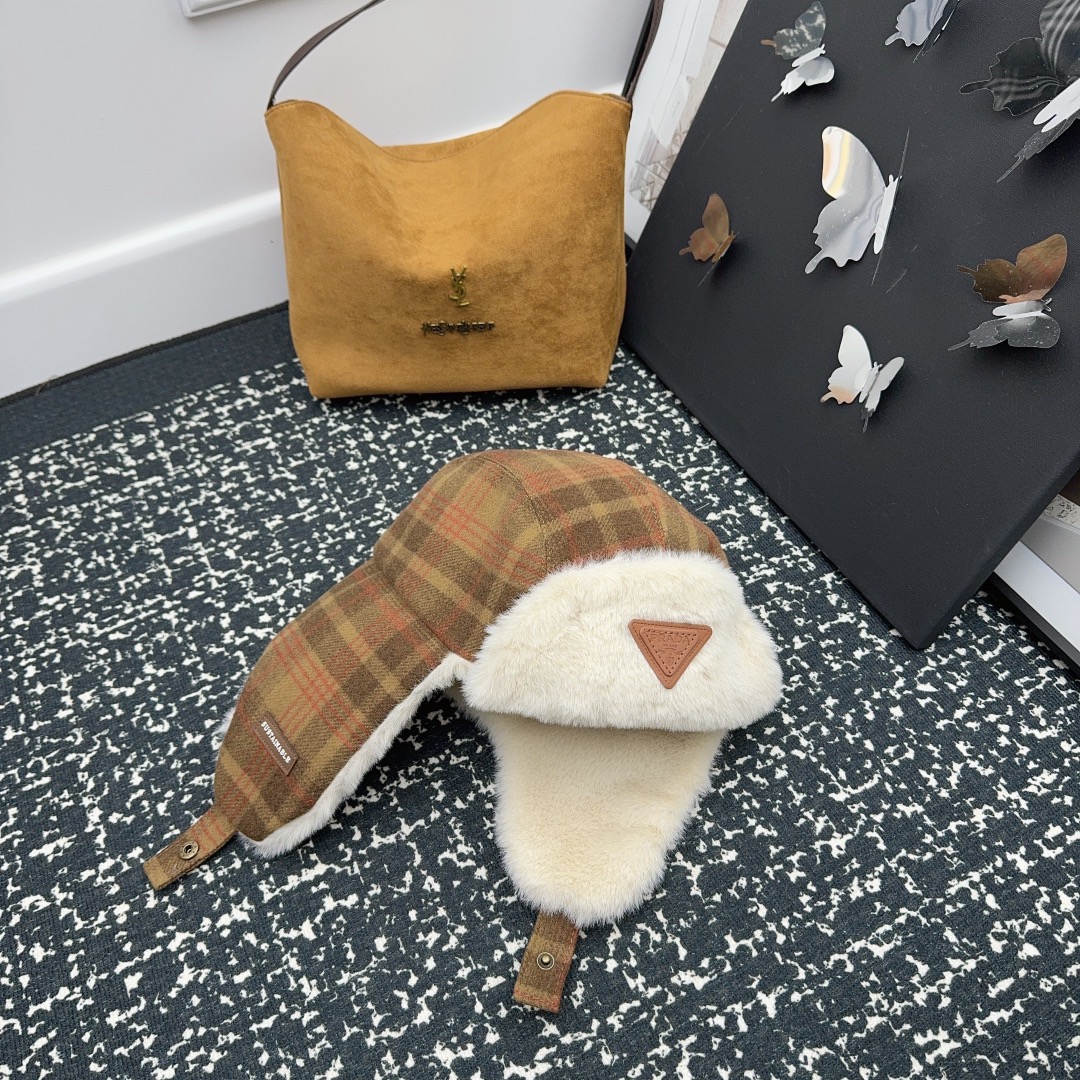 NO:215150,Running volume Prada new ear protection hat, atmosphere plaid, thick fabric ~ The cold-fearing Baozi makes it hat, fisherman hat, baseball hat, knit hat, prada, espadrilles, hats19860909跑量 Prada  新款护耳帽 氛围感格子 面料厚实 ~ 怕冷的宝子冲它帽子渔夫帽棒球帽针织帽,帽子,prada,espadrilles,hats,hat