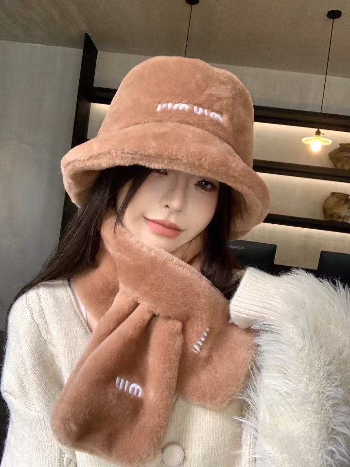 NO:215476,Running meter hat 60 scarf 55 Miu Miu suit spot color beige blue pink brown black hat fisherman hat baseball hat knit hat, hat, miumiu, espadrilles,hats19860909跑量帽子60 围巾55 Miu Miu套装现货颜色 米色 蓝色 粉色 咖色 黑色帽子渔夫帽棒球帽针织帽,帽子,miumiu,espadrilles,hats,hat