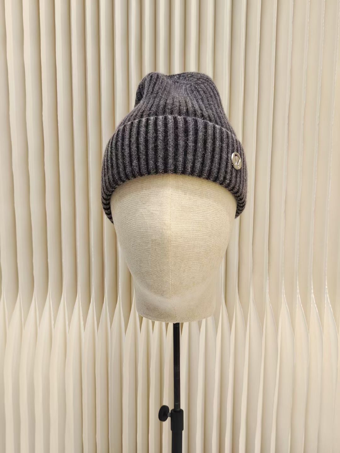NO:215484,Running volume LuLulemon~ Cold hat A hat that stands out in the winter, with high-quality wool, soft and skin-friendly, and excellent warmth. Hats Fisherman's hat Baseball hat Knitted hat, hat, espadrilles, hats19860909跑量 LuLulemon～冷帽 冬天中鹤立鸡群的一款帽子,精选优质毛线,柔软亲肤,保暖效果杠杠的.帽子渔夫帽棒球帽针织帽,帽子,espadrilles,hats,hat