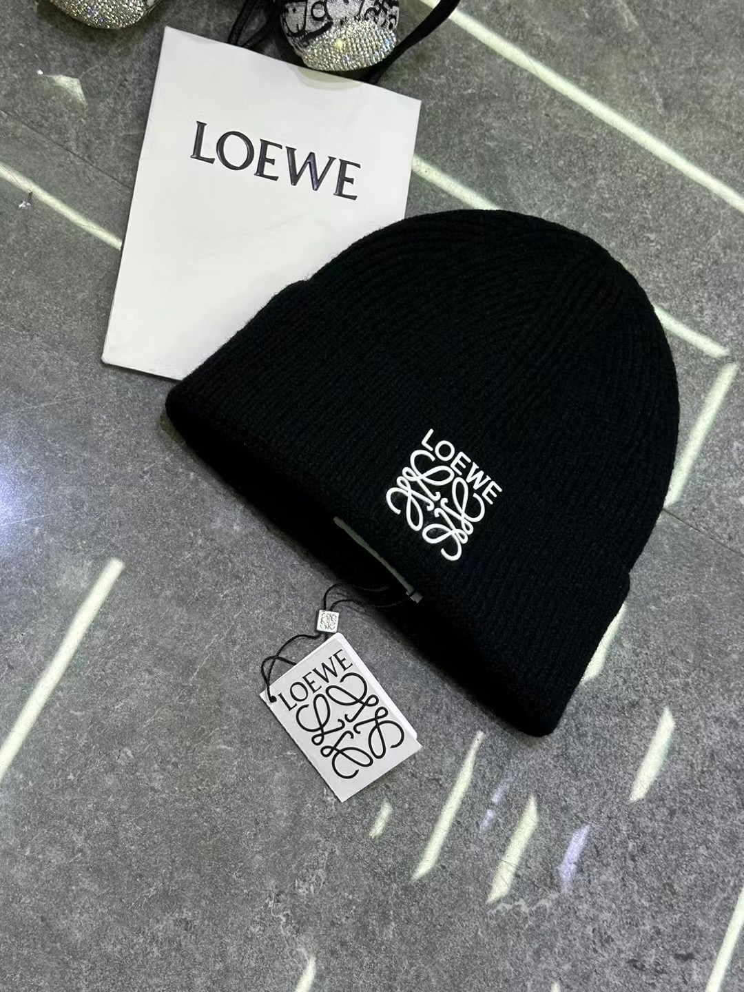 NO:215483,Running Loewe~New Knitted Hat Simple yet stylish, easy to match every winter outfit, solid color versatile couple hat hat fisherman hat baseball hat knitted hat, hat, loewe, espadrilles, hats19860909跑量 Loewe～新款针织帽 简约而不失格调,轻松搭配你的每一件冬装,纯色百搭情侣帽帽子渔夫帽棒球帽针织帽,帽子,loewe,espadrilles,hats,hat