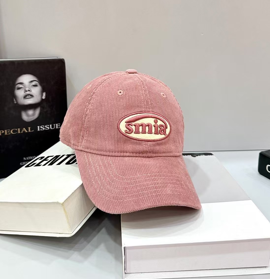 NO:215493,Running volume trendy brand ~ must-have corduroy baseball hat in autumn and winter. The hat shape is very well done, with a curve on the front, which can perfectly modify the face shape. Hats, fisherman's hats, baseball hats, knit hats, hats, espadrilles, hats19860909跑量 潮牌～秋冬必备灯芯绒棒球帽 帽型做得很好,前面有弧度比较洋气,可以完美修饰脸型.帽子渔夫帽棒球帽针织帽,帽子,espadrilles,hats,hat