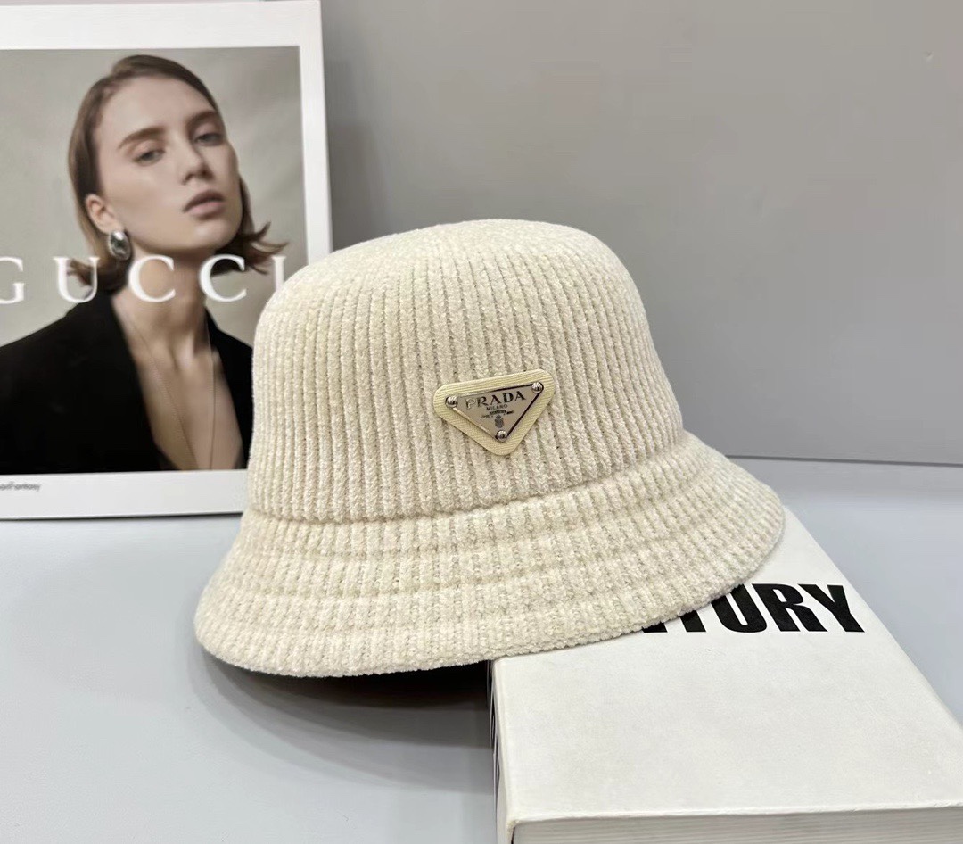 NO:215502,Running volume Prada autumn and winter new Chenille Bay Fisherman's hat new craft fabric, super good feel, and the barrel hat shape covers the face!  The hat is very well-behaved and very styling, and can be worn all year round. Material: polyester fiber Head circumference: 57cm adjustable hat Fisherman's hat Baseball hat Knitted hat, hat, prada, espadrilles, hats19860909跑量 Prada秋冬新款雪尼尔贝渔夫帽 新工艺面料,手感超级好,桶帽型巨遮脸！ 帽型很乖很好凹造型,一年四季都可以戴 材质:聚酯纤维 头围:57cm可调节帽子渔夫帽棒球帽针织帽,帽子,prada,espadrilles,hats,hat