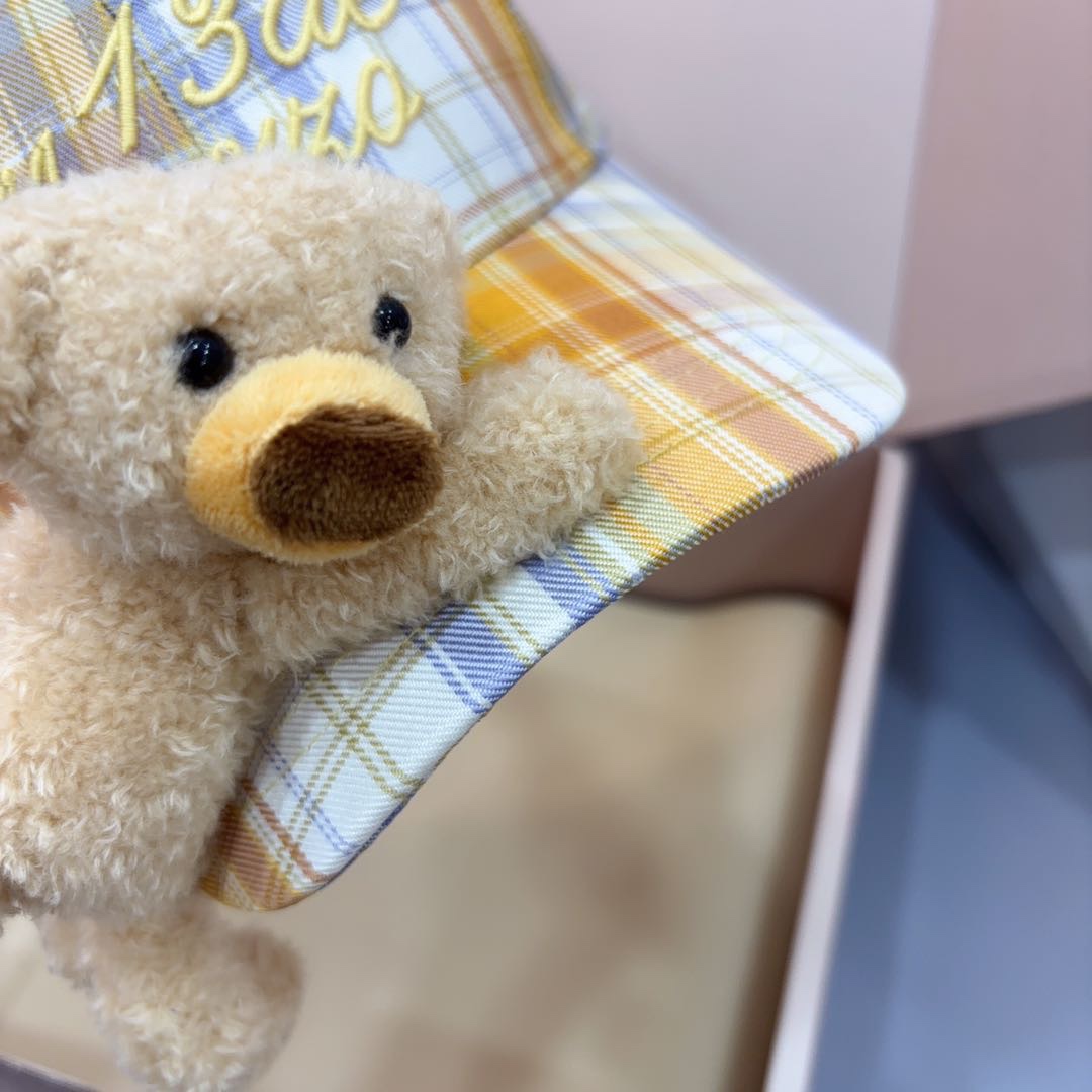 Cub Head Confused About Cute Hat on March 13th. - 图片 4