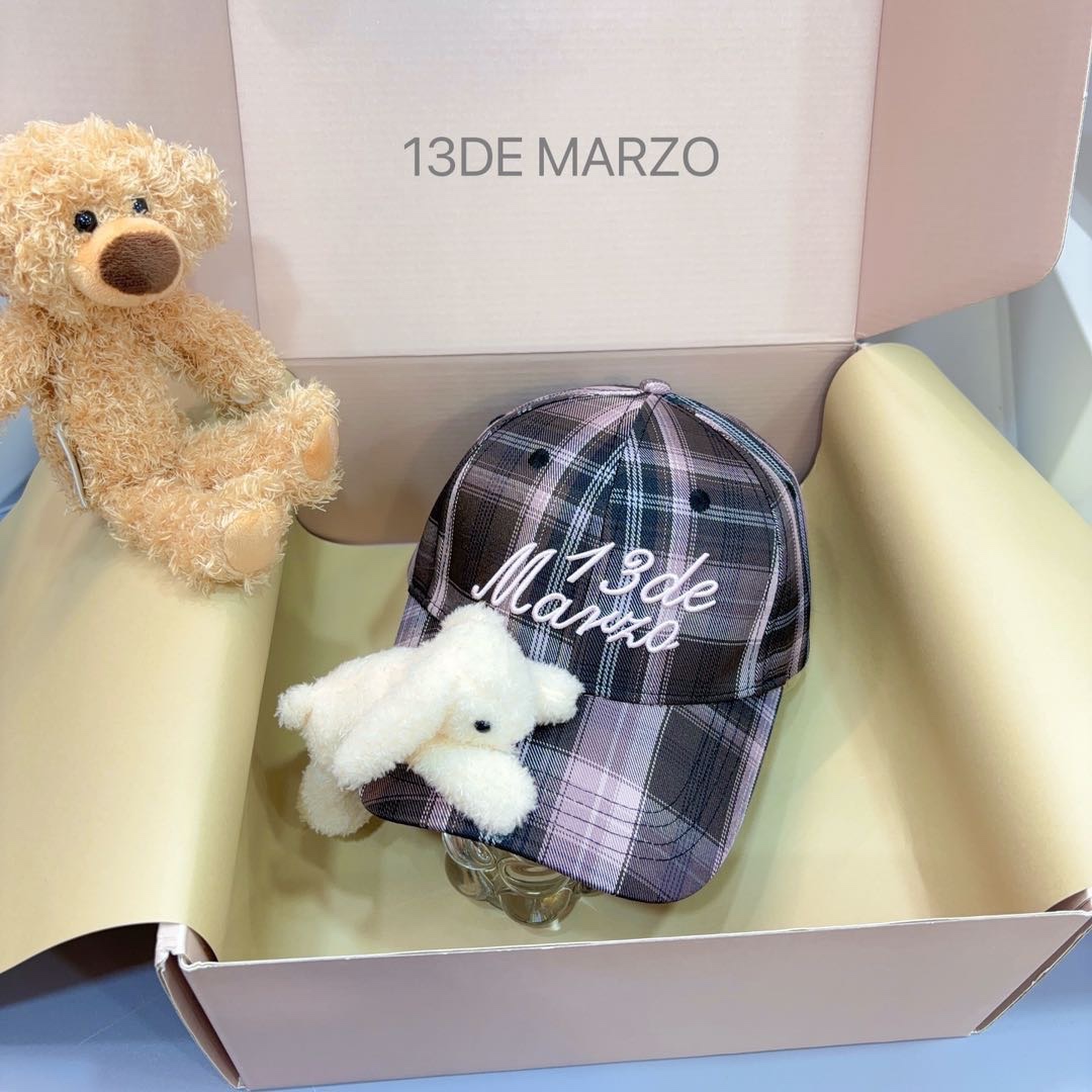 Cub Head Confused About Cute Hat on March 13th. - 图片 3
