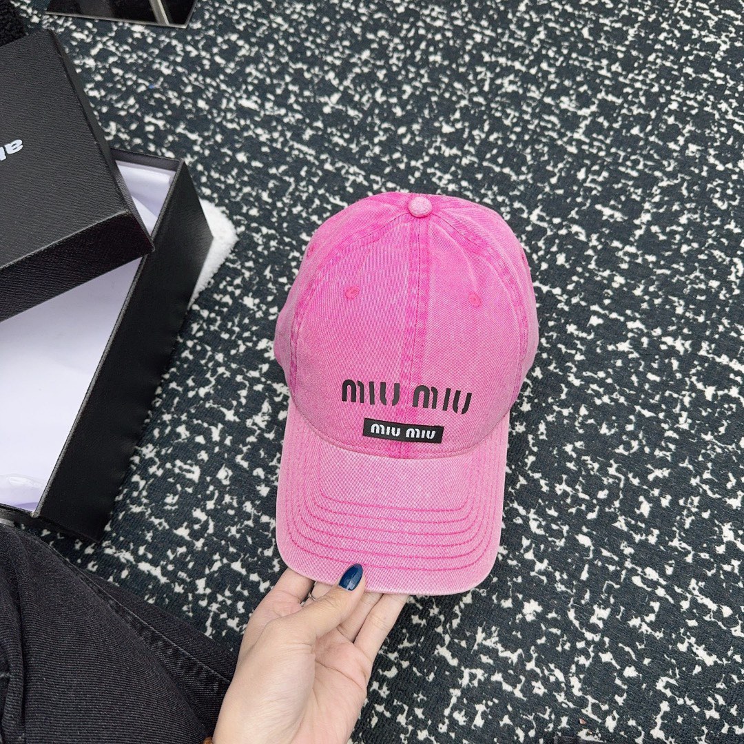 NO:215852,Running volume MiuMiu~New Washing Baseball Cap Sweet and Cool Baseball Cap~Fashionable Essence!  Soft top casual hat type, comfortable and soft, with twill cotton fabric, which is both a non-faced artifact and the finishing touch of outfits!  Hat fisherman hat baseball hat knit hat, hat, miumiu, espadrilles, hats19860909跑量 MiuMiu～新款洗水棒球帽 甜酷棒球帽~时髦精必备款！ 软顶休闲帽型 舒适柔软 采用斜纹棉质面料 既是素颜神器又是穿搭的点睛之笔！帽子渔夫帽棒球帽针织帽,帽子,miumiu,espadrilles,hats,hat