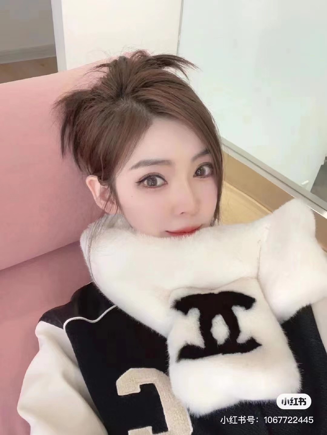 NO:216465,Running chane ~ A must-have for fur scarf in winter. The fur is very dense and looks very small when worn. Black off-white hat Fisherman's hat Baseball hat Knitted hat, hat, chanel, espadrilles, hats19860909跑量 chane～毛毛围巾冬季必备 毛毛特别密实,戴上超级显脸小. 黑色 米白色帽子渔夫帽棒球帽针织帽,帽子,chanel,espadrilles,hats,hat