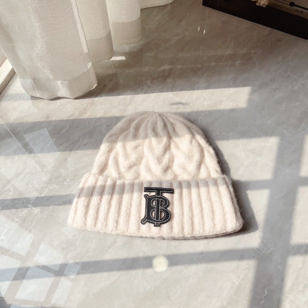 NO:216476,Running volume Burberry TB twisted thick wool hat, super retro taste online, the difference is now colorful and colorful on the street, this one has great meaning, the bold wool is wrapped in iron chain, the thick edge design shows a small face, this one with vision recommends you to have a hat, fisherman's hat, baseball hat, knit hat, hat, burberry, espadrilles, hats19860909跑量 Burberry TB麻花形厚款毛线帽 超复古的品位在线 区别现在满大街花花绿绿的 这款好有内涵 加粗毛线成铁索状缠绕 粗围边设计很显脸小 有眼光的这款推荐你帽子渔夫帽棒球帽针织帽,帽子,burberry,espadrilles,hats,hat