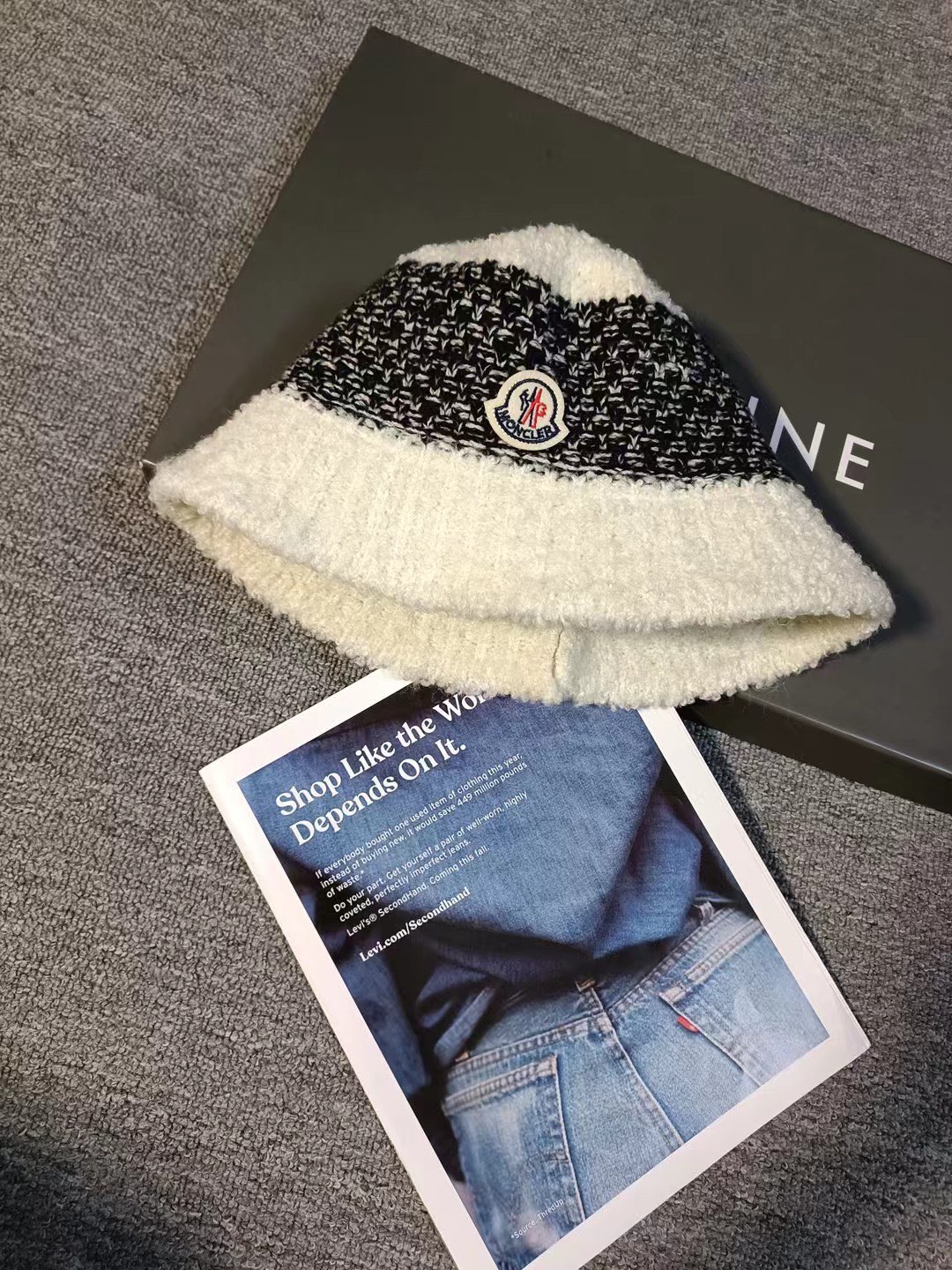 قبعة دلو مخططة من Moncler بتصميم عصري ومريح