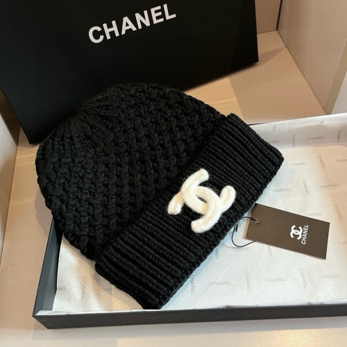 Bonnet Chanel en cachemire noir avec logo iconique - Chaleur et style garantis! 1 Bonnet Chanel en cachemire noir avec logo iconique - Chaleur et style garantis!
