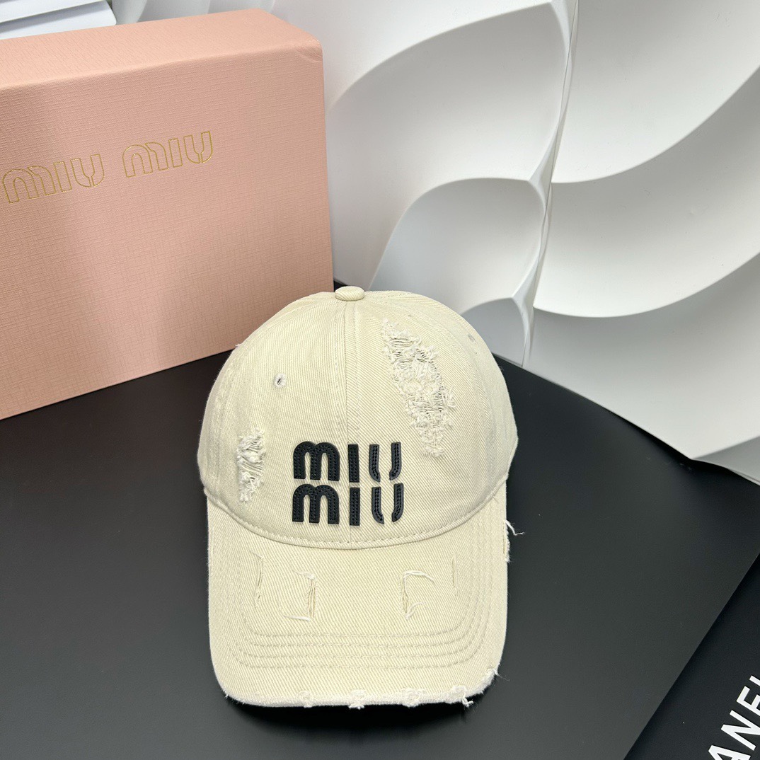 NO:218294,Running volume MIU ~ 25 Spring New Baseball Cap This hat is so beautiful!  The ripped design adds a bit of casualness and unruly, and it can be easily controlled by both casual and sportswear. Hats, fisherman hats, baseball hats, knit hats, hats, miumiu, espadrilles, hats19860909跑量 MIU～25春季新款棒球帽 这款帽子也太好看了！破洞设计增添了几分随性与不羁,无论搭配休闲装还是运动装都能让你轻松驾驭.帽子渔夫帽棒球帽针织帽,帽子,miumiu,espadrilles,hats,hat
