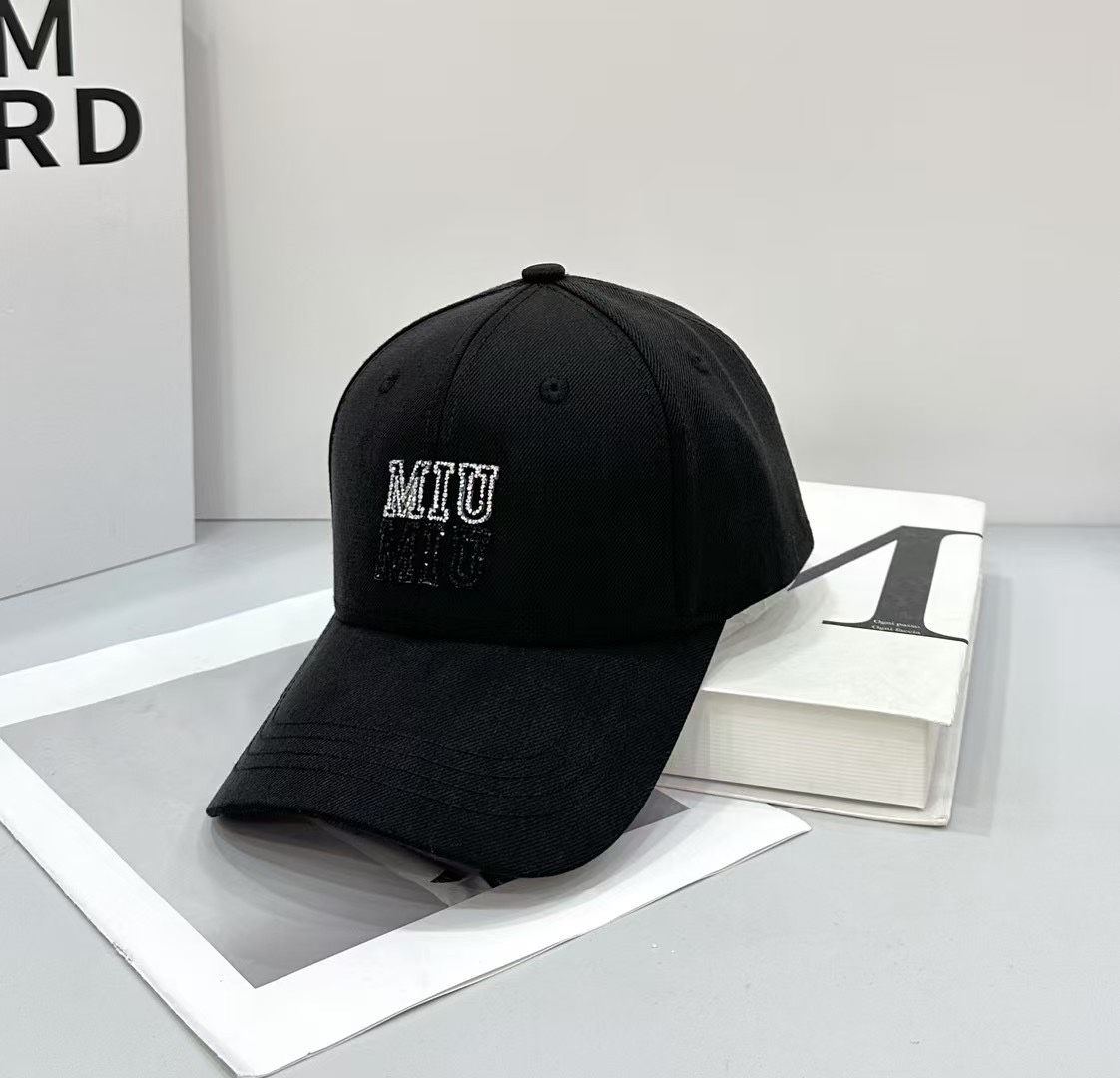 NO:218329,Running MIU~New baseball caps, bonus tool for daily commuting matching, classic plain hats are very versatile, adjustable design is friendly to all head shapes, hats, fisherman hats, baseball caps, knit hats, hats, miumiu, espadrilles, hats19860909跑量 MIU～新款棒球帽 日常通勤搭配的加分神器 经典素色帽型非常百搭 可调节的设计对各种头型都友好帽子渔夫帽棒球帽针织帽,帽子,miumiu,espadrilles,hats,hat