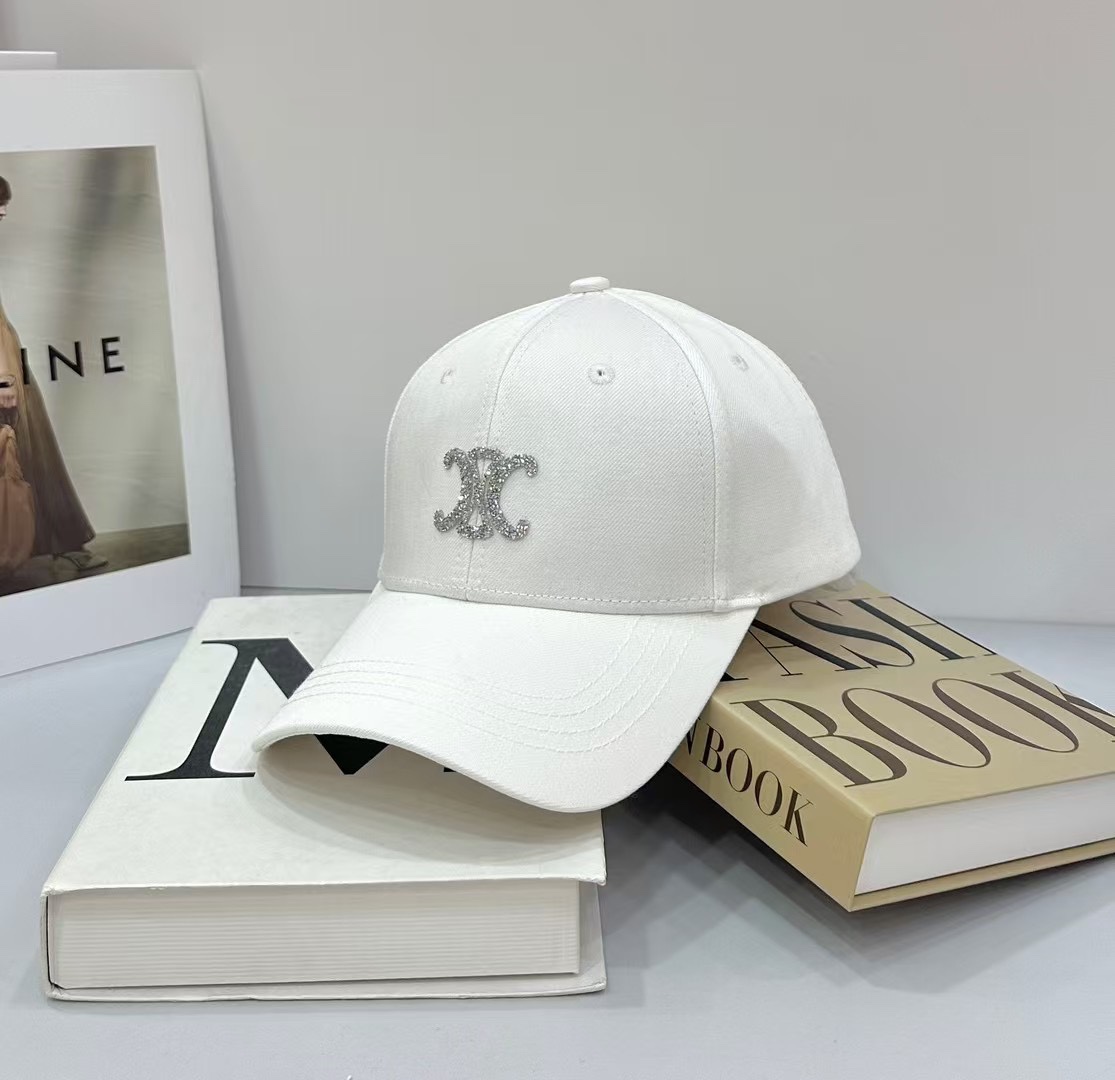 NO:218334,Running meter Celi~ New baseball caps, a bonus tool for daily commuting matching. Classic plain hats are very versatile. The adjustable design is friendly to all head shapes. Hats, fisherman hats, baseball hats, knit hats, hats, celine, espadrilles, hats19860909跑量 Celi～新款棒球帽 日常通勤搭配的加分神器 经典素色帽型非常百搭 可调节的设计对各种头型都友好帽子渔夫帽棒球帽针织帽,帽子,celine,espadrilles,hats,hat