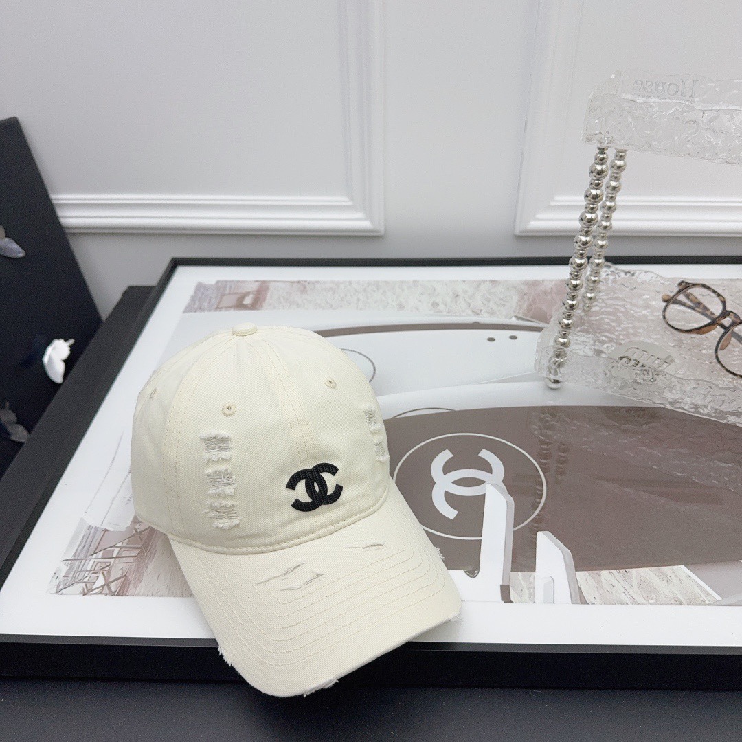 NO:218364,Running volume Xiaoxiang ~ 25 Spring New Baseball Cap This hat is so beautiful!  The ripped design adds a bit of casualness and unruly, and it can be easily controlled by both casual and sportswear. Hats, fisherman hats, baseball hats, knit hats, hats, espadrilles, hats19860909跑量 小香～25春季新款棒球帽 这款帽子也太好看了！破洞设计增添了几分随性与不羁,无论搭配休闲装还是运动装都能让你轻松驾驭.帽子渔夫帽棒球帽针织帽,帽子,espadrilles,hats,hat