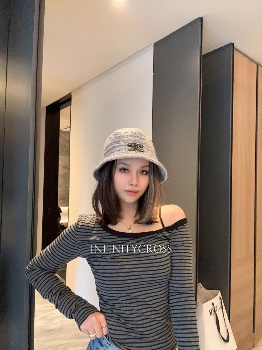 NO:218398,Running celine ~ knitted striped bucket hat, beautiful and warm ~ Must-have in autumn and winter The soft and glutinous striped bucket hat is deeply rooted in my heart, the fabric is thick, the style is good, it is very gentle when paired with the same color, it is super cool hat, fisherman's hat, baseball hat, knit hat, hat, celine, espadrilles, hoodie, sweatshirts, hats19860909跑量 Celine～针织条纹桶帽 好看又保暖~秋冬必备 软糯糯的条纹桶帽深得我心 面料厚实 版型好看 搭配同色系很温柔 搭配黑色卫衣就是超酷风帽子渔夫帽棒球帽针织帽,帽子,celine,espadrilles,hoodie,sweatshirts,hats,hat