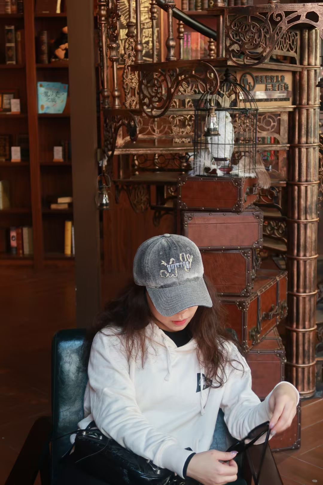 NO:220727,Running volume Louis home new version LOGO, paired with a new washing gradient denim ball cap, a unique presence [witness] hat fisherman hat baseball hat knit hat, hat, louis vuitton, espadrilles, hats19860909跑量 路易家新版LOGO,搭配新款水洗渐变色牛仔布球帽,独一份的存在感呢[机智]帽子渔夫帽棒球帽针织帽,帽子,louis vuitton,espadrilles,hats,hat