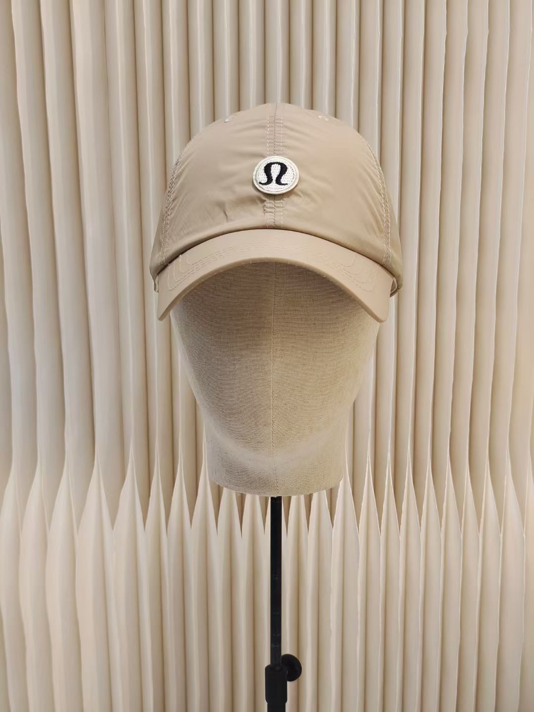 “LuLulem Dry Baseball Cap: Lightweight Design for Summer Comfort” - 图片 7