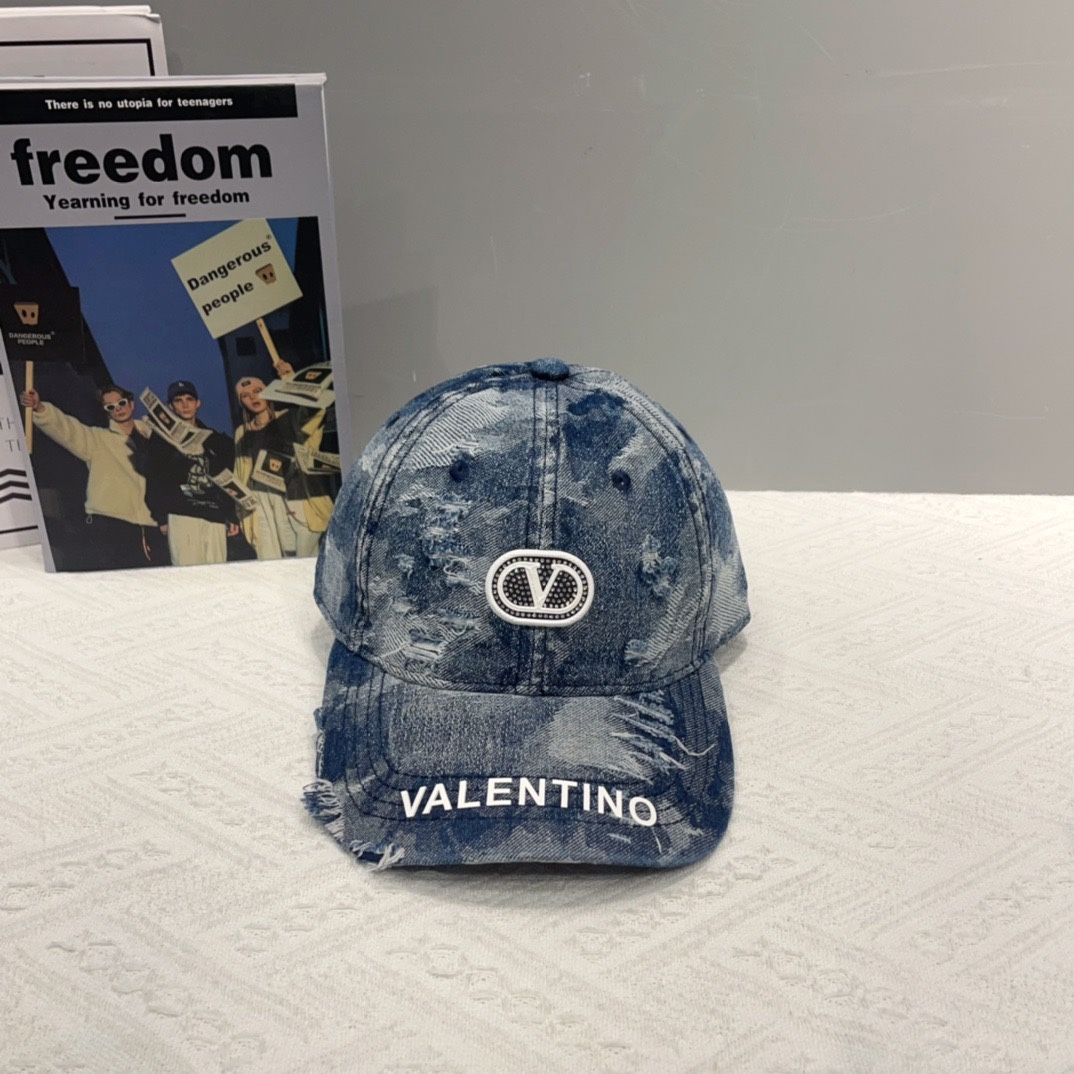 84 runs. Valentino’s new baseball cap. It’s a unique design. It’s an essential monolith - 图片 2