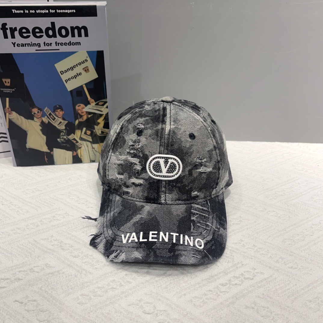 84 runs. Valentino’s new baseball cap. It’s a unique design. It’s an essential monolith - 图片 3