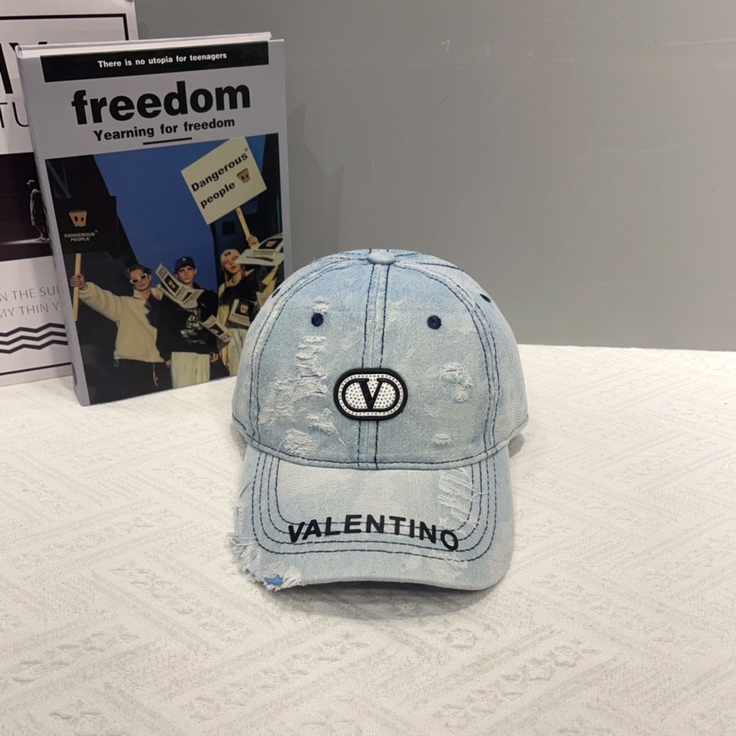 84 runs. Valentino’s new baseball cap. It’s a unique design. It’s an essential monolith - 图片 1