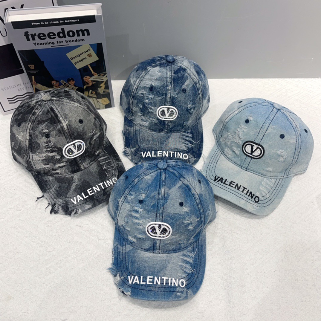 84 runs. Valentino’s new baseball cap. It’s a unique design. It’s an essential monolith - 图片 4