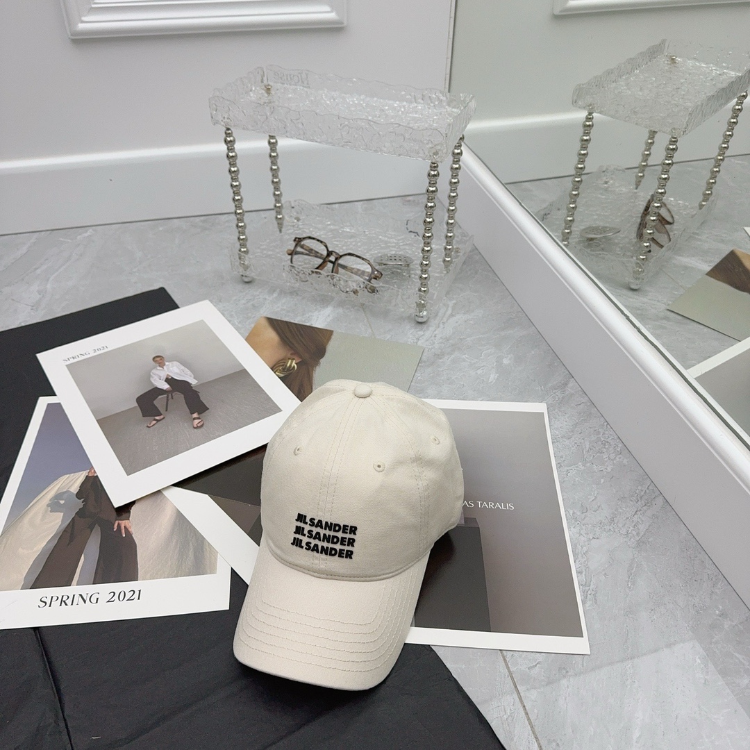 84 runs. jil sander pops a baseball cap. advanced color, same sex - 图片 2