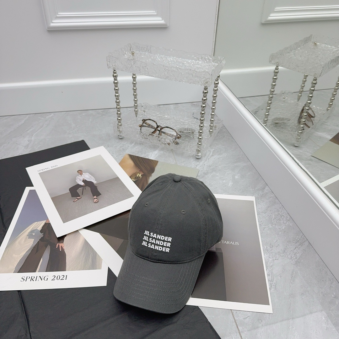 84 runs. jil sander pops a baseball cap. advanced color, same sex - 图片 3