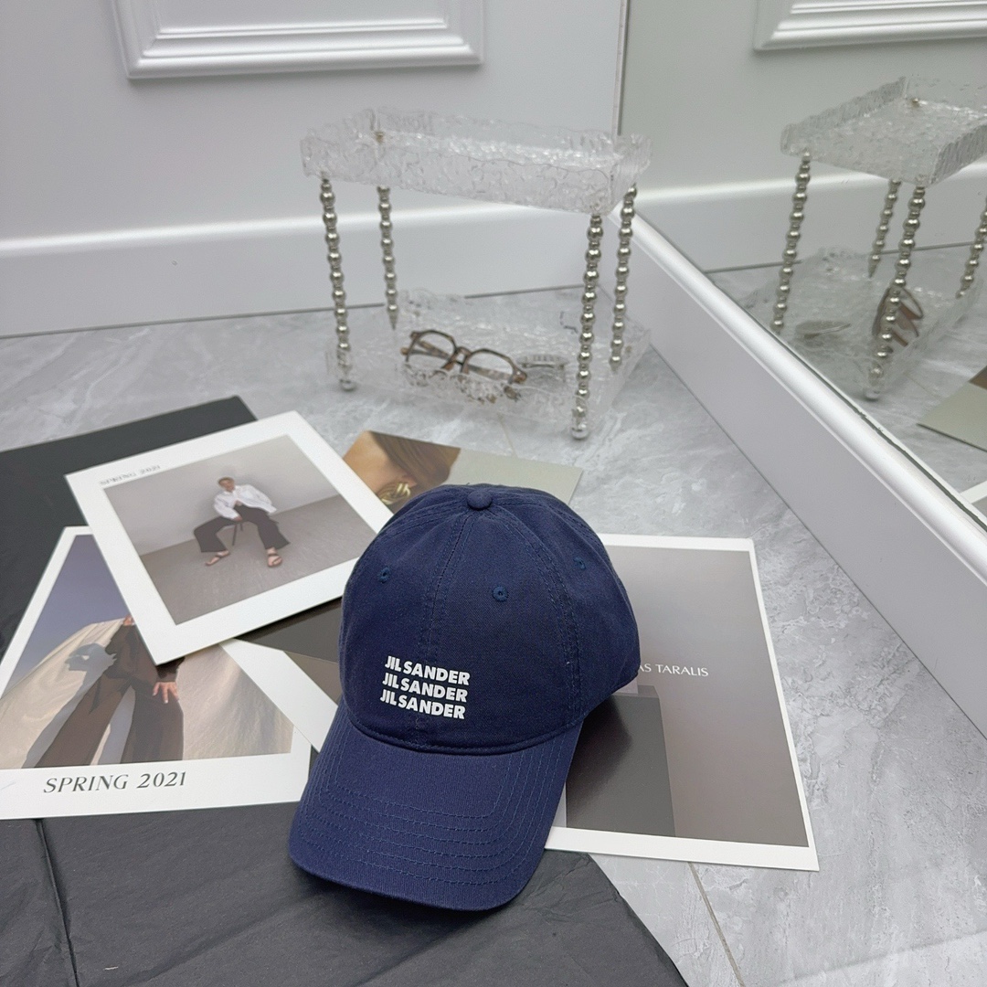 84 runs. jil sander pops a baseball cap. advanced color, same sex - 图片 4